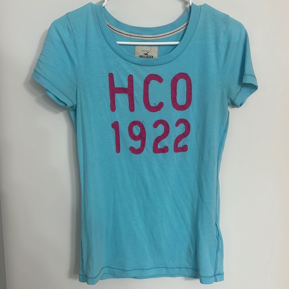 Women’s Hollister Tee (Medium)
